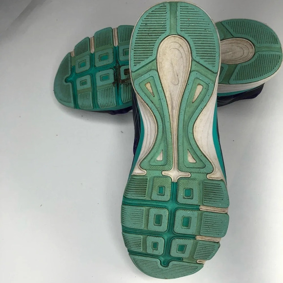 Nike woman’s running/walking shoes.  Size 6. - Picture 7 of 8